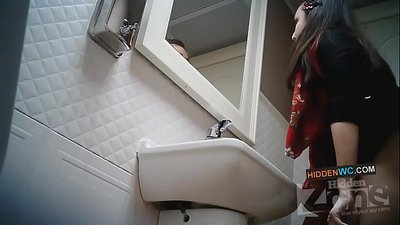 Makamera akavanzika muchimbudzi chevakadzi (1)