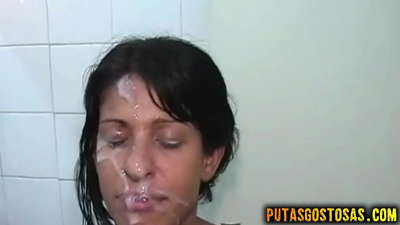 Mudiki brunette akaita bonde remukanwa nekunobuda nako tsvina asati asvirwa kumeso kwake